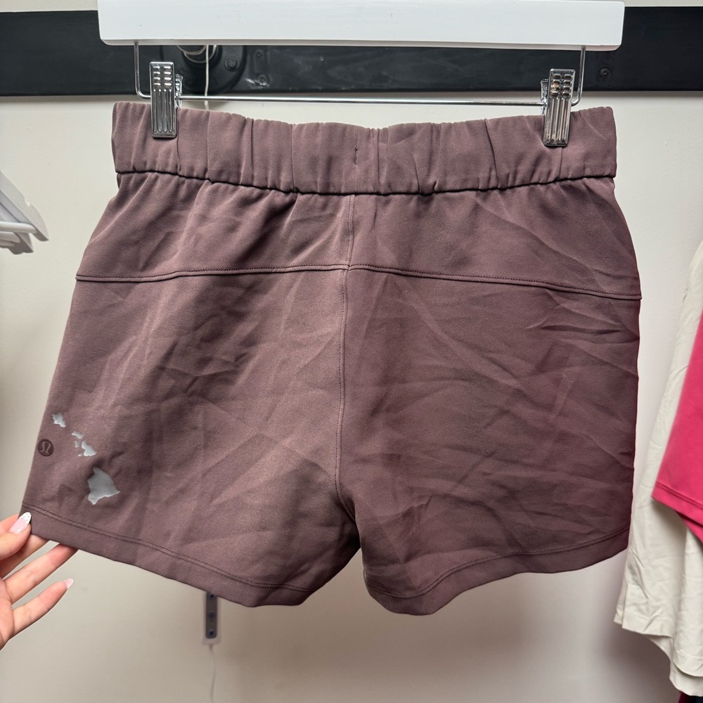 SOLD Lululemon Cherry Cola HAWAIIAN ISLAND ADDITION On The Fly Short *Woven 2.5"